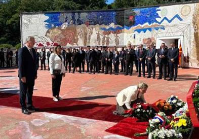 Делегација на СДСМ оддаде почит во Пелинце по повод Денот на Републиката