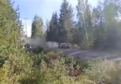 Видео: Инцидент на рели, светскиот шампион излета од патеката, со хеликоптер пренесен во болница