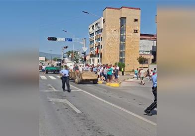 Се додека не се зголемат откупните цени не се откажуваме: Земјоделците го блокираа центарот на Струмица