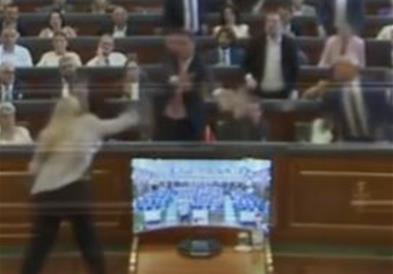 Албин Курти е гаѓан со јајца во косовското собрание (ВИДЕО)