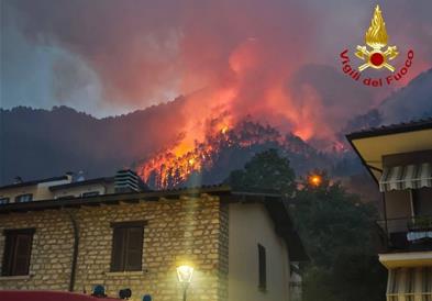 Голем шумски пожар избувна кај најголемото езеро во Италија, евакуирани повеќе од 200 луѓе