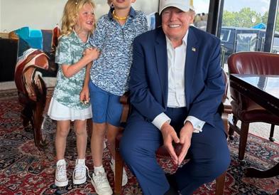 Ерик Трамп објави фотографија од својот татко, луѓето мислат дека е вештачка интелигенција