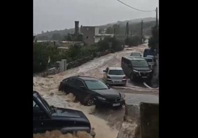 Видео: Хаос во Грција: Поројот носел сè пред себе, гром удри во жена