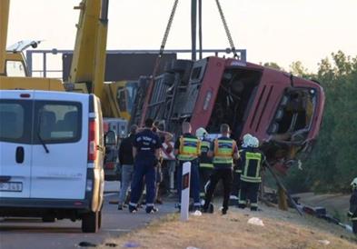 Полски автобус се преврте на автопат во Унгарија – најмалку 12 загинати