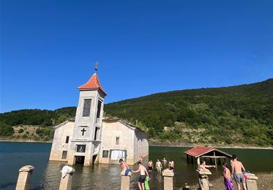 Туристи во костими за капење се качија на црквата во Мавровско езеро, низа реакции на социјалните мрежи 