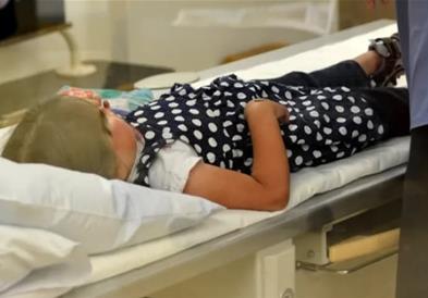 Петгодишно девојче проголта златна прачка, докторите со апел (ФОТО)