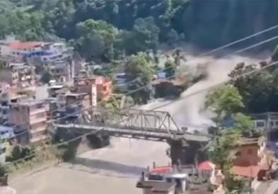 475 луѓе загинаа во поплавите во Непал, над 1.500 се водат за исчезнати