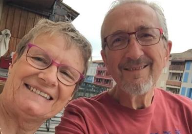 Сопругот ѝ починал за време на лет, а таа ја скршила карлицата- сега ја тужи компанијата 