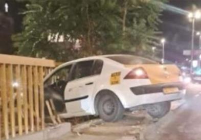 Tакси возило се заби во ограда на булевар „Србија“