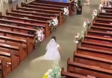 Неверојатна свадба во поплавена црква: Младите го кажаа судбоносното „Да“ во вода до струкот (ВИДЕО)