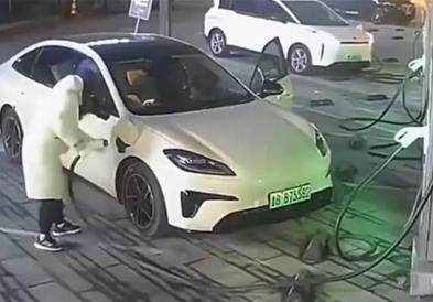 Половина час го полнел својот електричен автомобил, па му стигнала сметка од 14.500 евра 