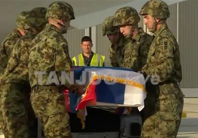 Авионот со телото на Ратко Младиќ пристигна во Белград, најавени се собири (ВИДЕО)