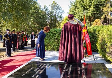 Сиљановска-Давкова положи цвеќе на вечните почивалишта на Киро Глигоров, Борис Трајковски и Никола Кљусев 