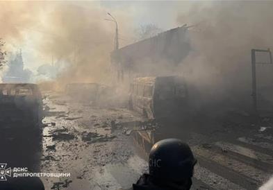 Најмалку четири загинати во руски напад на троговски центар во Украина, полн со луѓе- избувна пожар (ВИДЕО) 