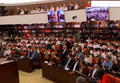 Денот на демократијата одбележан во Собранието: Денеска „гласаа“ ученици