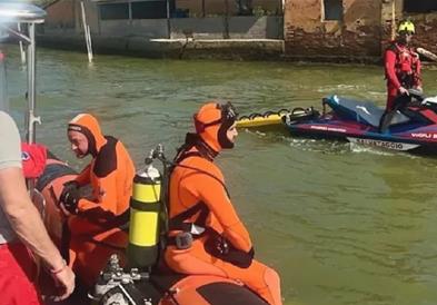 Драма во Венеција по судар на два чамца: Момче е мозочно мртво, девојката ја бараат во каналот (ВИДЕО)