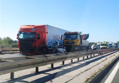 Тешка несреќа на обиколницата кај Загреб, автомобил целосно смачкан (ФОТО)