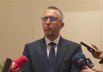Речиси еднакво застапени во избирачкиот список, но жените гласаат помалку од мажите, главно во малите општини  