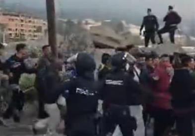 Хаос во Сеута- мигрантите ја нападнаа шпанската полиција, ангажирана е и војската- има повредени (ВИДЕО)