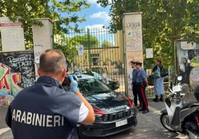 Драма во Италија: Ученик нападна наставничка со нож, насилството го пренесувал во живо  