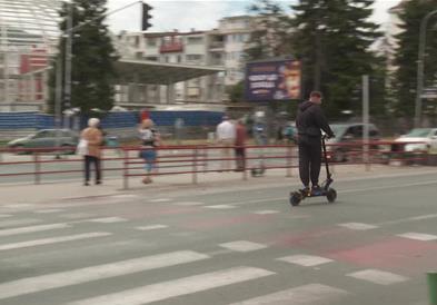 Одземени 20 електрични тротинети, казнети над 1.500 возачи – дали ќе се стави ред на велосипедските патеки?