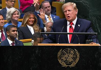 Видео: Трамп го прекина говорот поради Меланија – погледнете ја нејзината реакција! 