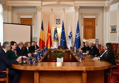 Делегација предводена од претседателот Костадиновски на билатерална средба во Уставниот суд во Романија