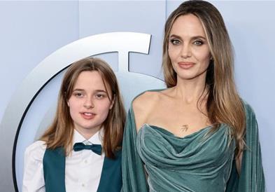 Ќерката на Анџелина Џоли заработува на улица- се откажа од татко ѝ Бред Пит и продава слики за 10 долари