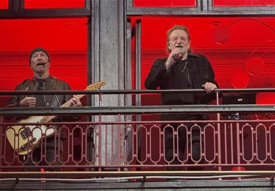 U2 ги изненади граѓаните на Даблин со ненајавен концерт на улица (ВИДЕО)