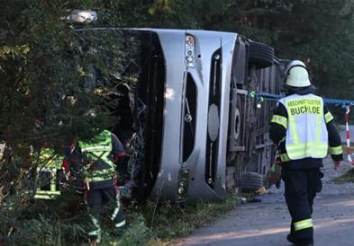 Најмалку двајца загинати и 26 повредени во автобуска несреќа во Германија- се преврте туристички автобус (ФОТО)