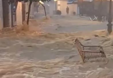 Скијатос под вода- реки течат по улиците во популарното грчко летувалиште (ВИДЕО) 