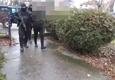 Полицијата врши претреси на повеќе локации во Скопје, уапсени се неколу лица, пронајдено оружје и знаме на ИСИС