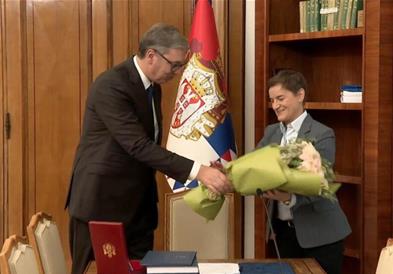 Вучиќ ѝ ја предаде претседателската должност на Ана Брнабиќ и влезе во трката за иден премиер