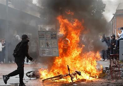 Хаос во француските училишта: Ученици палат канти и тепаат полицајци (ВИДЕО)