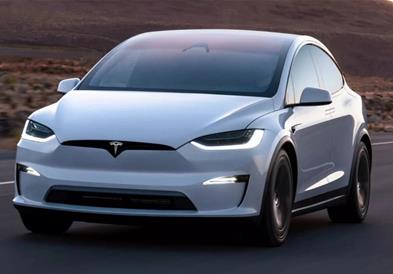 „Tesla“ наводно сама забрзала на црвено светло: Семејството ја тужи компанијата