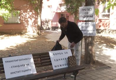 Лекарот кој се жалеше на дискриминација започна протест со глад пред Медицинскиот факултет