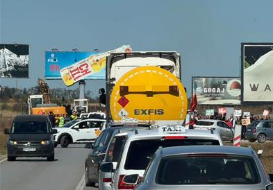 Протест на аеродромот во Приштина-  приврзаниците на ОВК ја пречекаа Урсула фон дер Лајен: Денес Тачи, утре Зеленски (ВИДЕО)