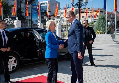 Премиерот Мицкоски ја пречека Урсула фон дер Лајен во Владата