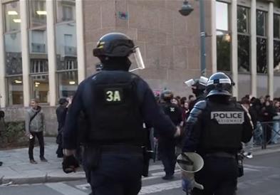 Маскиран демонстрант запалил лице на жена, протетсите во Франција надвор од контрола