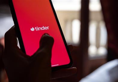 „Измамникoт од Tinder“ лансира апликација – се бара од „Apple“ и „Google“ да ја блокираат