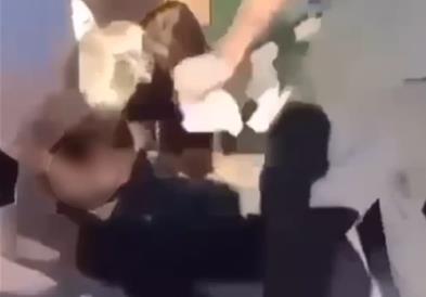 Тинејџер остана без дланка за време на судирите со полицијата во Франција (ВИДЕО)