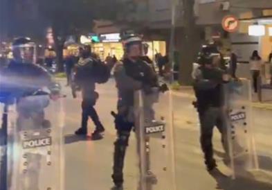 Курти низ задниот влез го напушти собранието поради демонстрантите за ОВК, го изведе обезбедувањето (ВИДЕО)