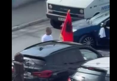 Приведен е „полицаецот“, кој со албанско знаме го регулираше сообраќајот во Скопје (ВИДЕО)