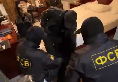 Русите уапсија јапонски новинар и го однесоа во затвор во Москва (ВИДЕО)