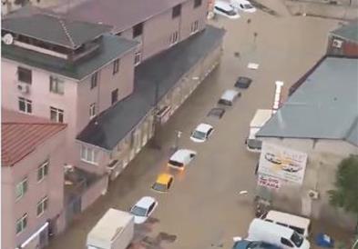 Видео: Апокалиптични сцени во Истанбул: Улици под вода, буица носи возила, затворени училишта