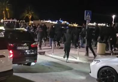 Видео: Хаос во Сплит – 500 хулигани се тепаа на ривата пред 100 полицајци