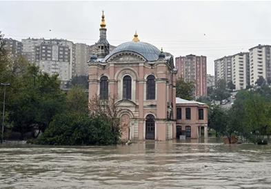 Поплавите во Истанбул не ги поштедија ниту историските објекти- под вода е позната џамија (ВИДЕО)
