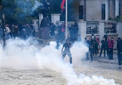 Видео-фото:Трет ден насилни протести во Тирана, 26 повредени