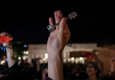 Илјадници луѓе во Португалија на протест поради станбената криза, приведени се 55 лица (ВИДЕО)