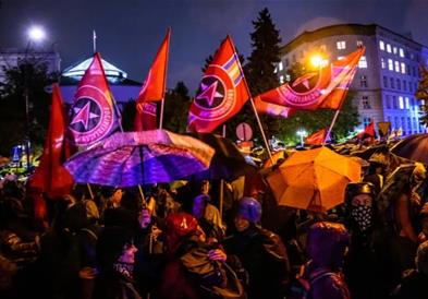 Масовни протести поради строгите закони за абортус низ 20 градови во Полска 